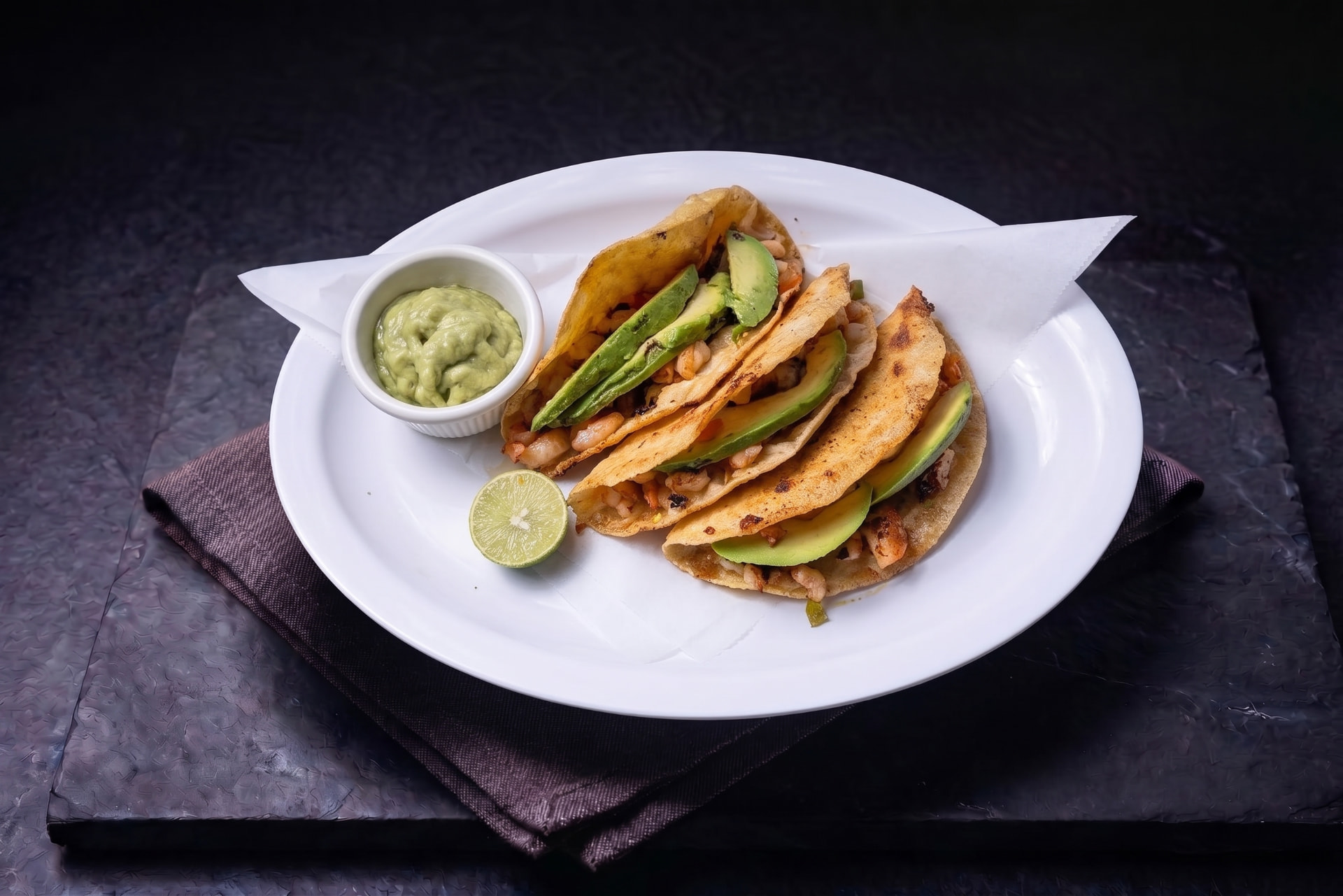 Tacos de camarón dorados con aguacate y salsa de aguacate