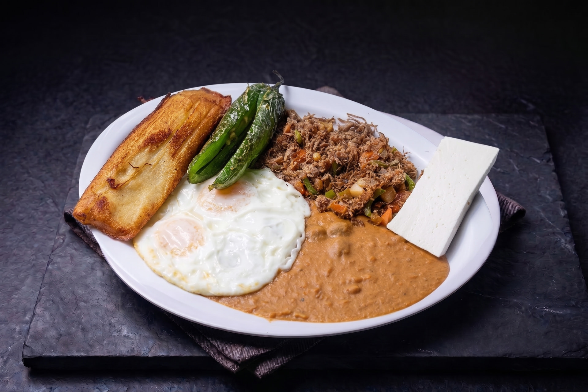 Plato La Leona con huevos, machaca, frijoles, chiles y queso fresco