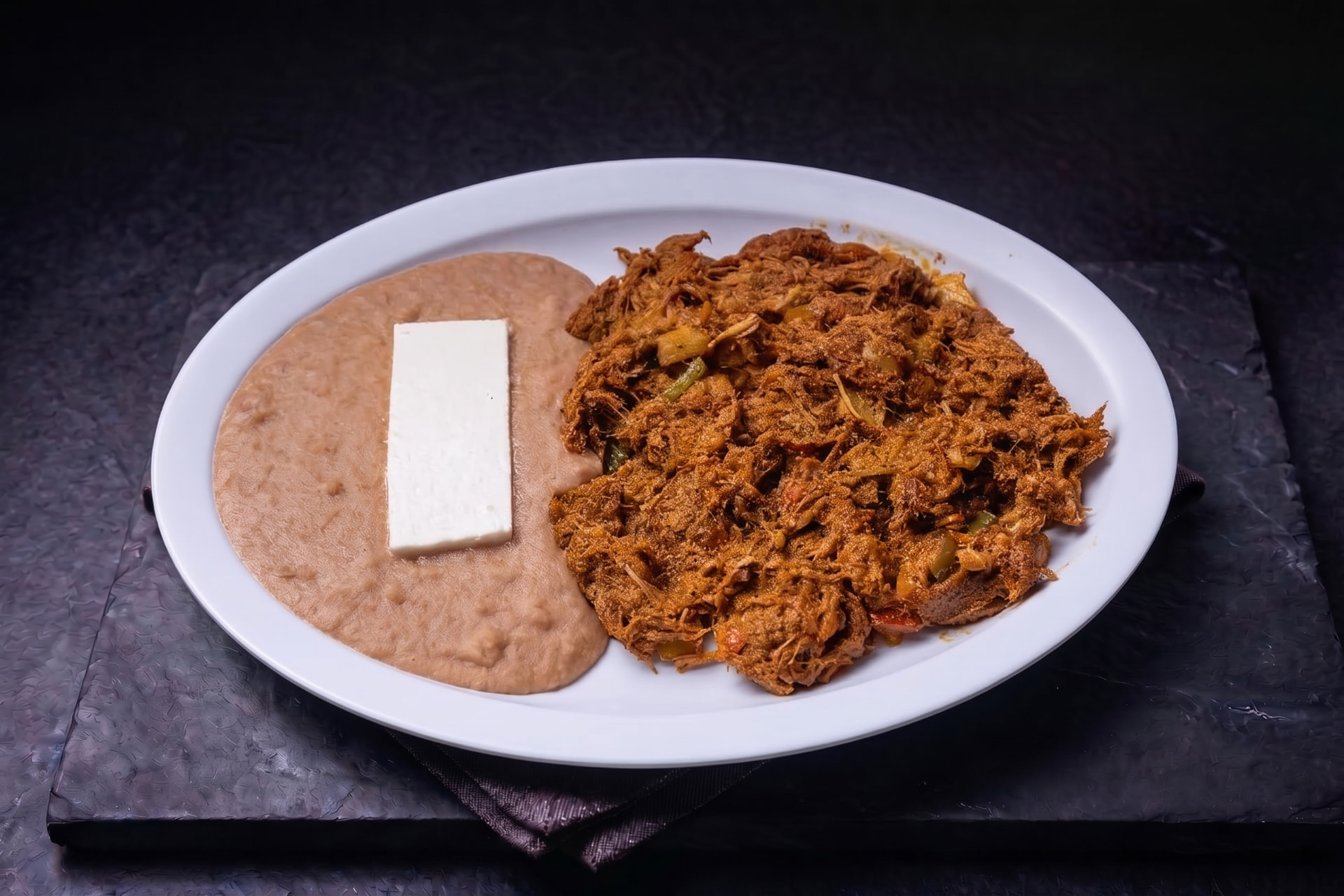 Chilorio con verdura acompañado de frijoles y queso fresco