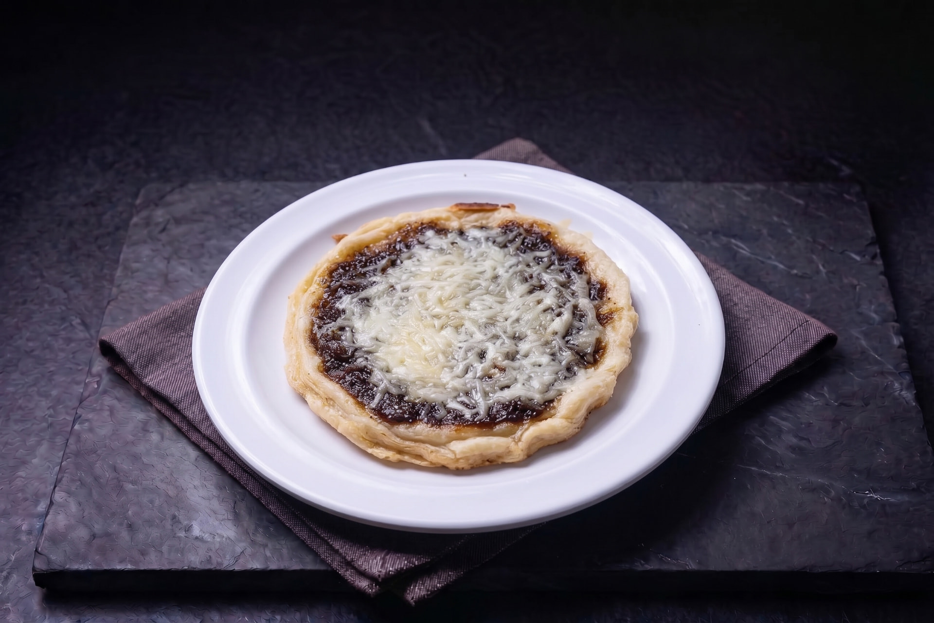 Gorditas con asiento servidas con queso fresco y salsa