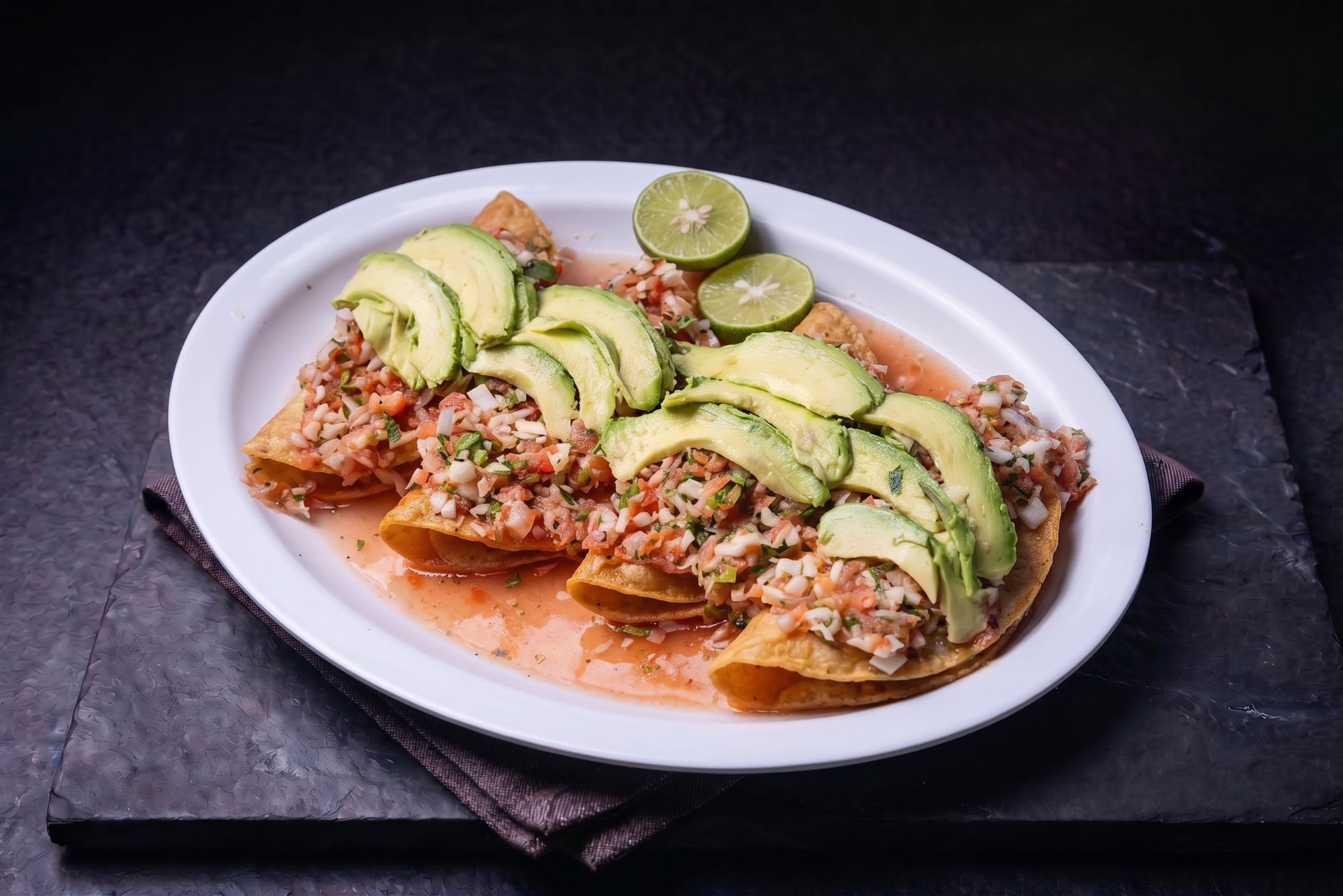 Tacos gobernador dorados con camarón, pico de gallo y aguacate